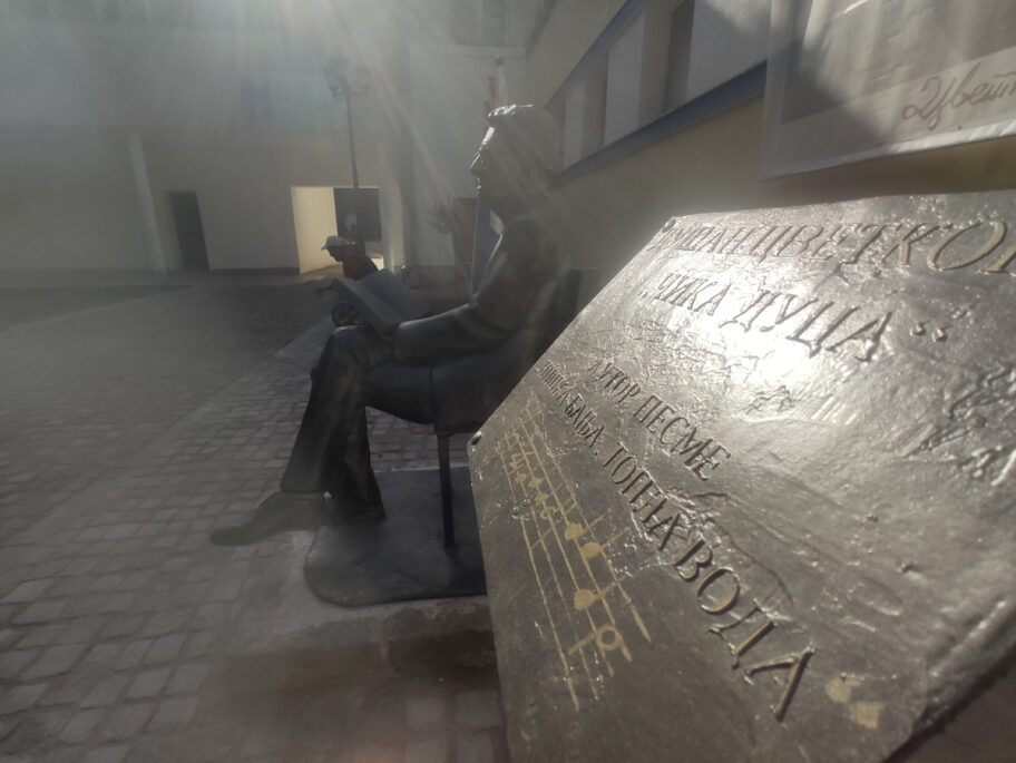 Autor pesme “Niška Banja, topla voda” konačno dobio spomenik u svojoj Niškoj Banji 3 dusan cvetkovic cika duca spomenik niska banja oktobar 2022 foto jv nikola djukic 1