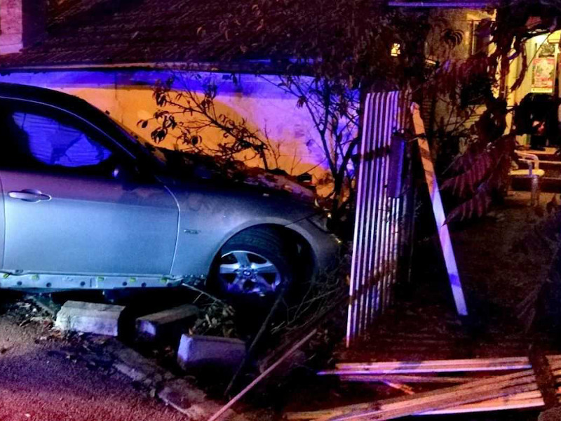 Autom naleteo na kuću u Nišu i oštetio ogradu i kuhinju 6 autom uleteo u kucu foto im 1