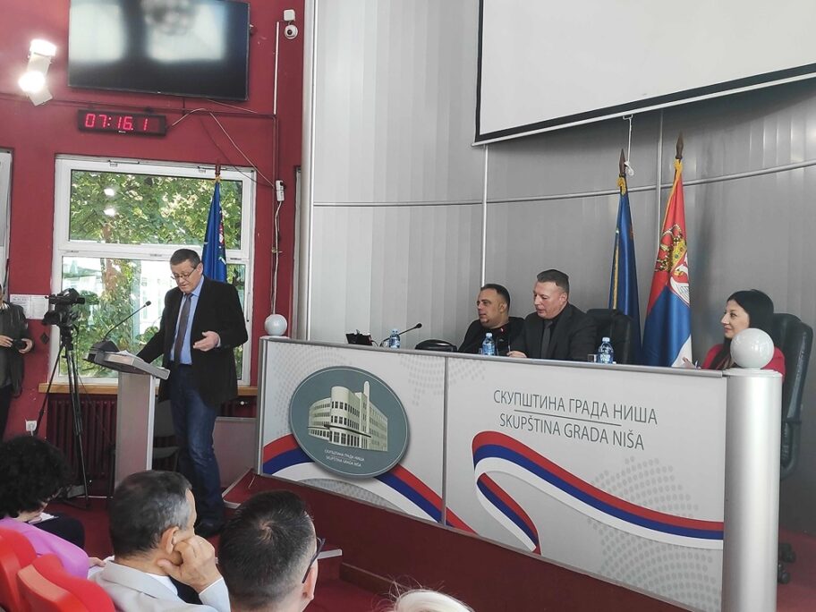 Pozivi na kafu i u stranku, jorgovani, Zorica Brunclik i autobusi za Putina - sve na hitnoj sednici niške Skupštine 18 skupstina smesno 4