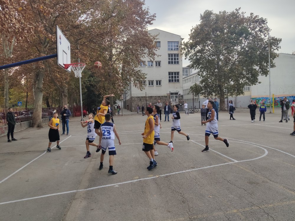 KK Niš poklonio nove koševe i renovirao teren u niškoj školi 1 Iz KK Nis su porucili da ovakvim manifesticajama se ulaze u buducnost niske kosarke i sporta foto JV Nikola Djukic