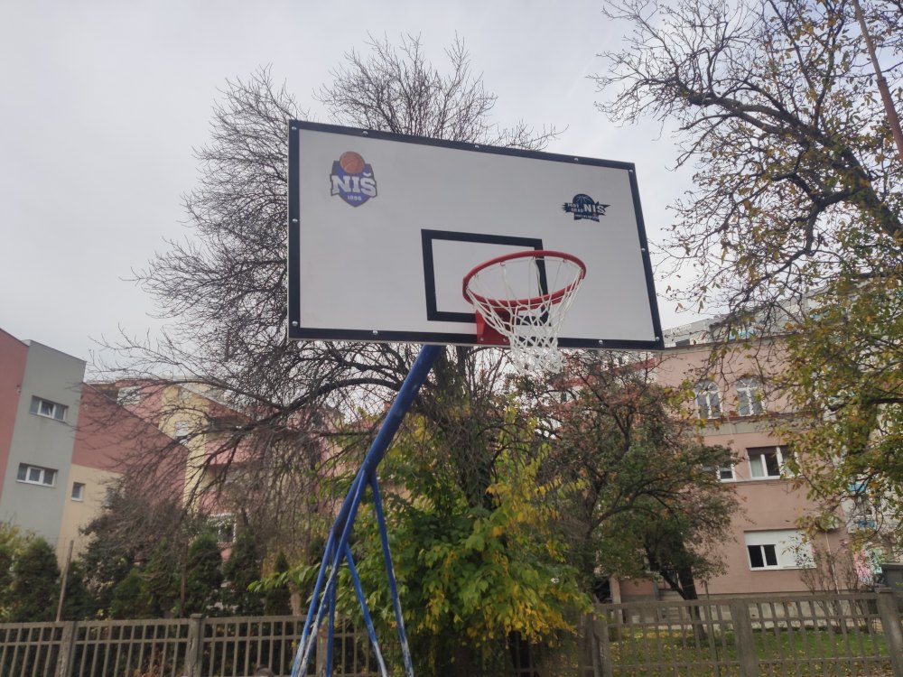 KK Nis donirao je koseve i renovirao teren u dvoristu Osvnovne skole Ratko Vukicevic_ foto_ JV _ Nikola Djukic