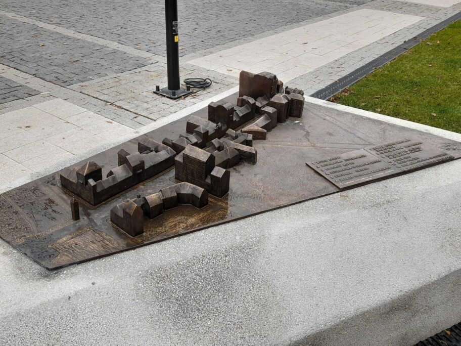 Maketa starog Leskovca postavljena na nezavršenom Trgu, plaćena 800.000 dinara 15 20221108 104058 scaled