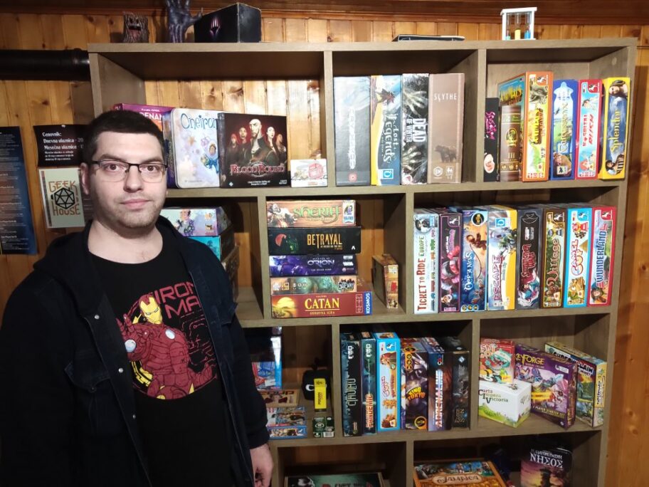 Marko Radulovic i 86 razlicitih drustvenih igara koje ima u ponudi foto JV Nikola Djukic