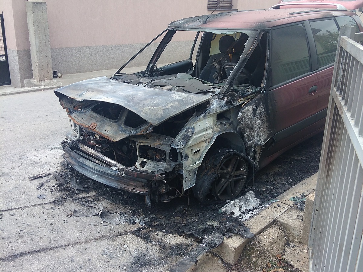 izgoreo automobil brzi brod4