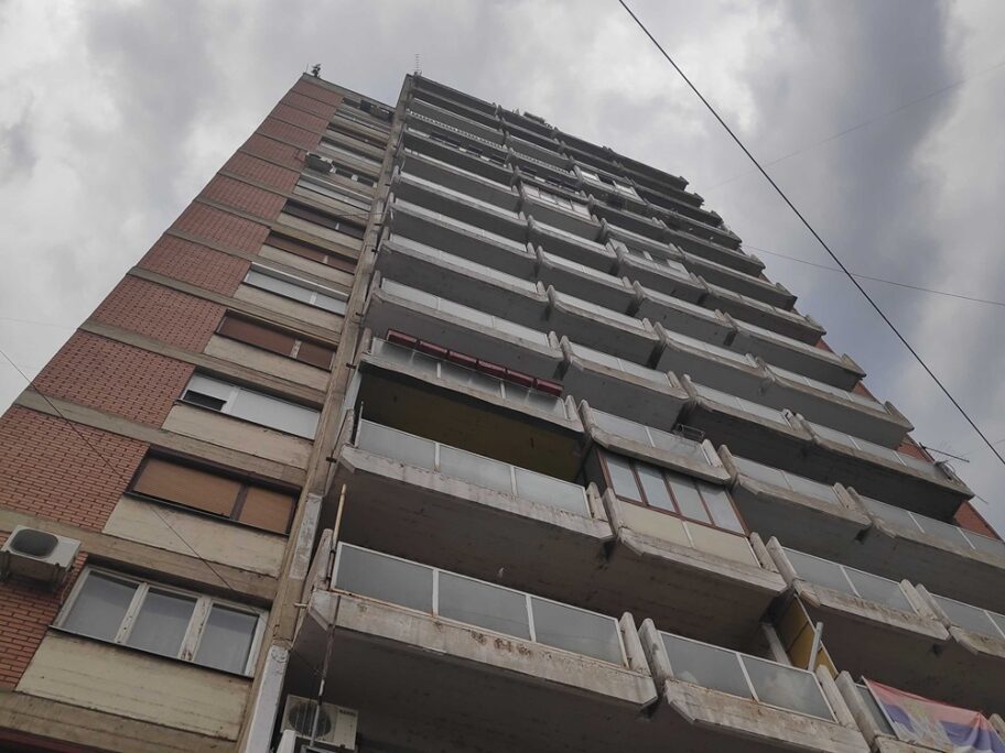 Nišlija u hodniku zgrade zapalio plastičnu flašu i ostavio preteće poruke stanarima 5 zgrada soliter