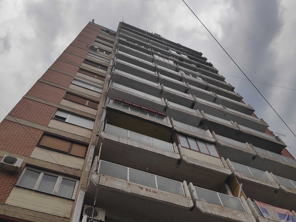 Nišlija u hodniku zgrade zapalio plastičnu flašu i ostavio preteće poruke stanarima 1 zgrada soliter