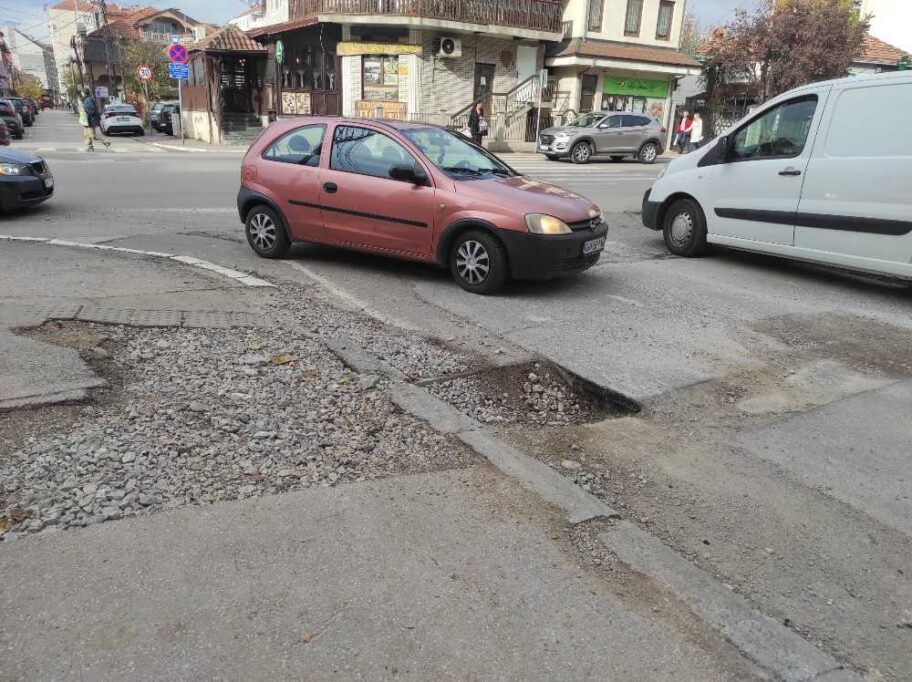 Neobeleženi krater u prometnoj niškoj ulici ometa sabraćaj 14 dragise cvetkovica
