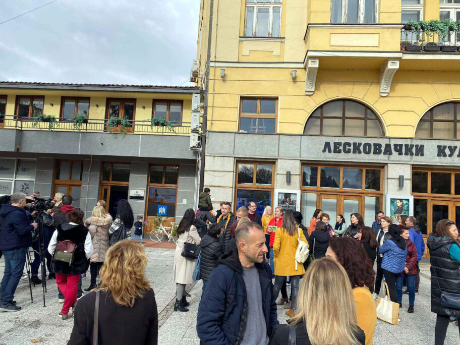 Podrska nastavnici u Leskovcu 1 foto JV