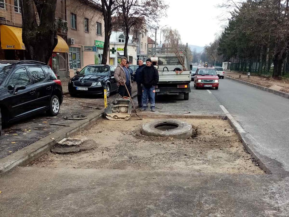 Foto-vest: Već prvo krpljenje u nedavno rekonstruisanoj Vojvode Putnika u Nišu 1 krpljenje u vojvode putnika 1
