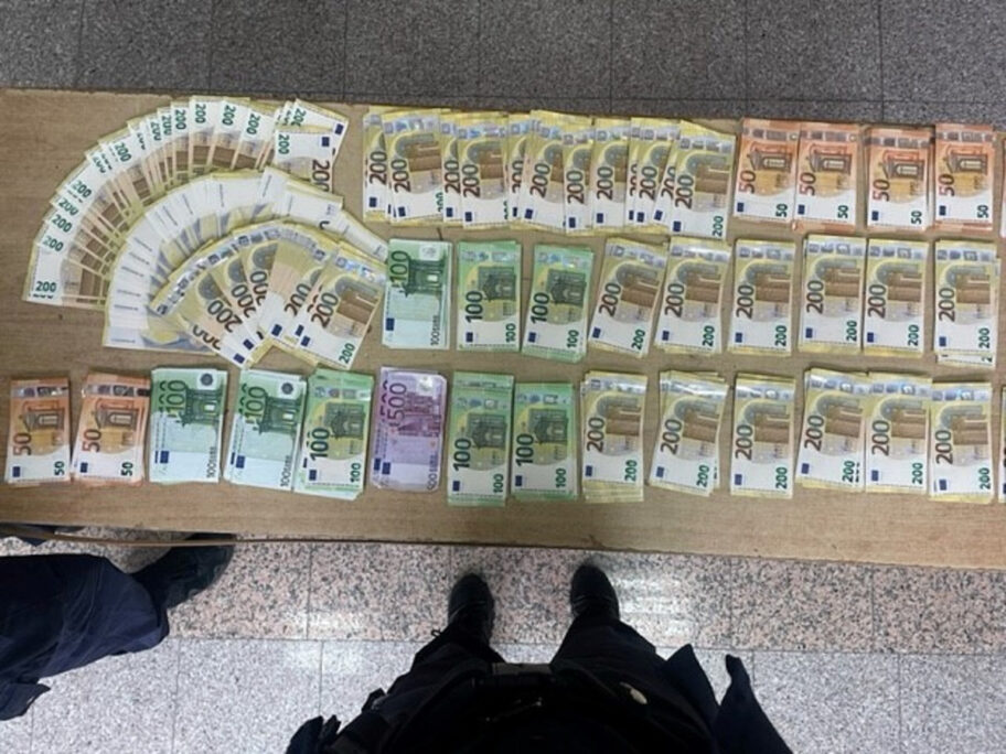 Carina na Gradini zaplenila 109.500 neprijavljenih evra 6 zaplena novca carina gradina foto uprava carina 2