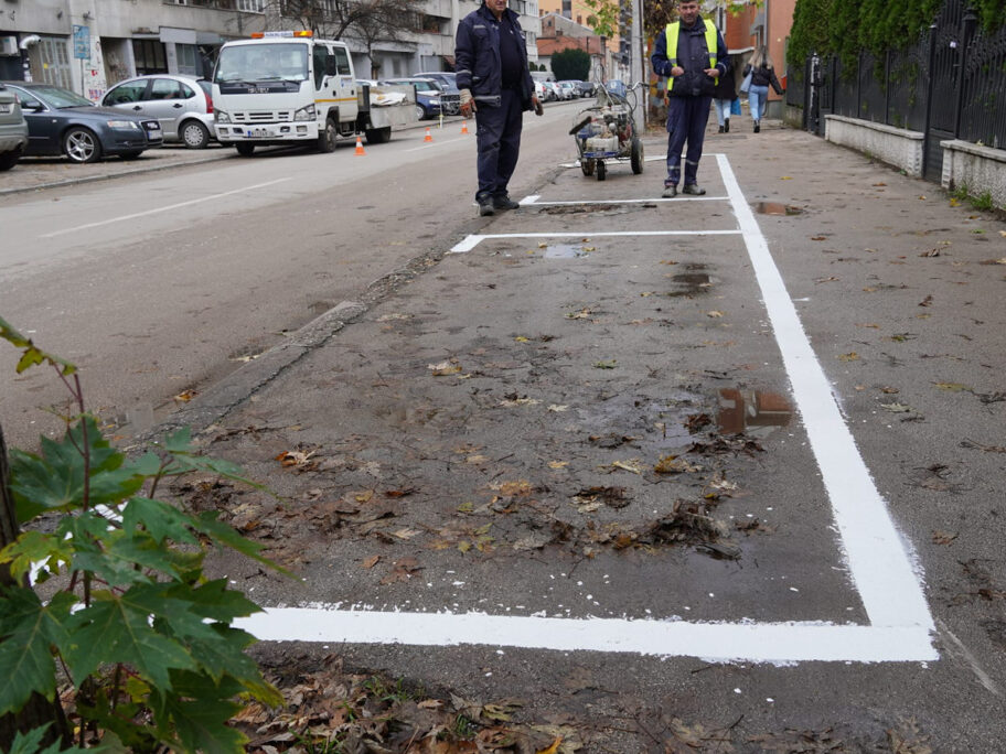 Do juče kažnjavani, pa na istom mestu dobili iscrtan i besplatan parking u Nišu 20 Parking u Dragise Cvetkovica 1 foto FB Dragana Sotirovski