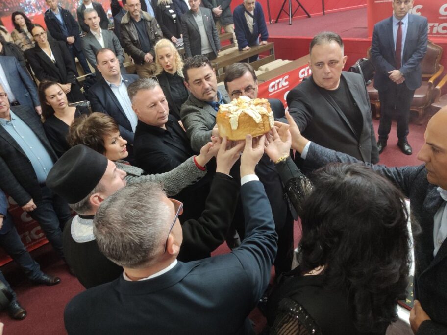 Niski ogranak SPS a u svojim prostorijama proslavio je slavu Jovan Zlatousti Podrsku su im pruzili i naprednjaci predstavnici SUBNOR a uz prisutvo svestenika i slavskog kolaca foto JV NIkola Djukic