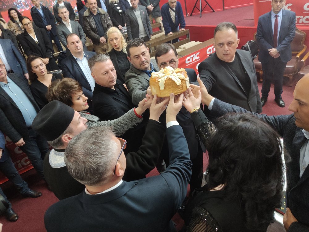 Niski ogranak SPS a u svojim prostorijama proslavio je slavu Jovan Zlatousti Podrsku su im pruzili i naprednjaci predstavnici SUBNOR a uz prisutvo svestenika i slavskog kolaca foto JV NIkola Djukic