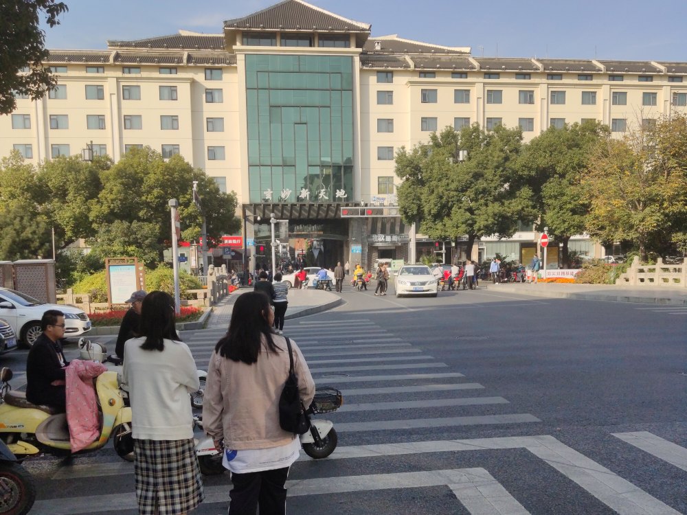 Široke ulice sa posebnim stazama gde voze motori_ privatna arhiva