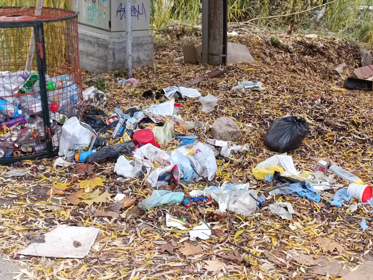 Kontejneri zamenjeni, građani bacaju na starom mestu1; foto: čitalac Prijavi problem
