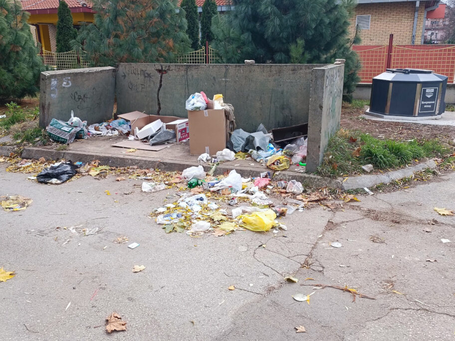 Kontejneri zamenjeni gradjani bacaju na starom mestu foto citalac Prijavi problem