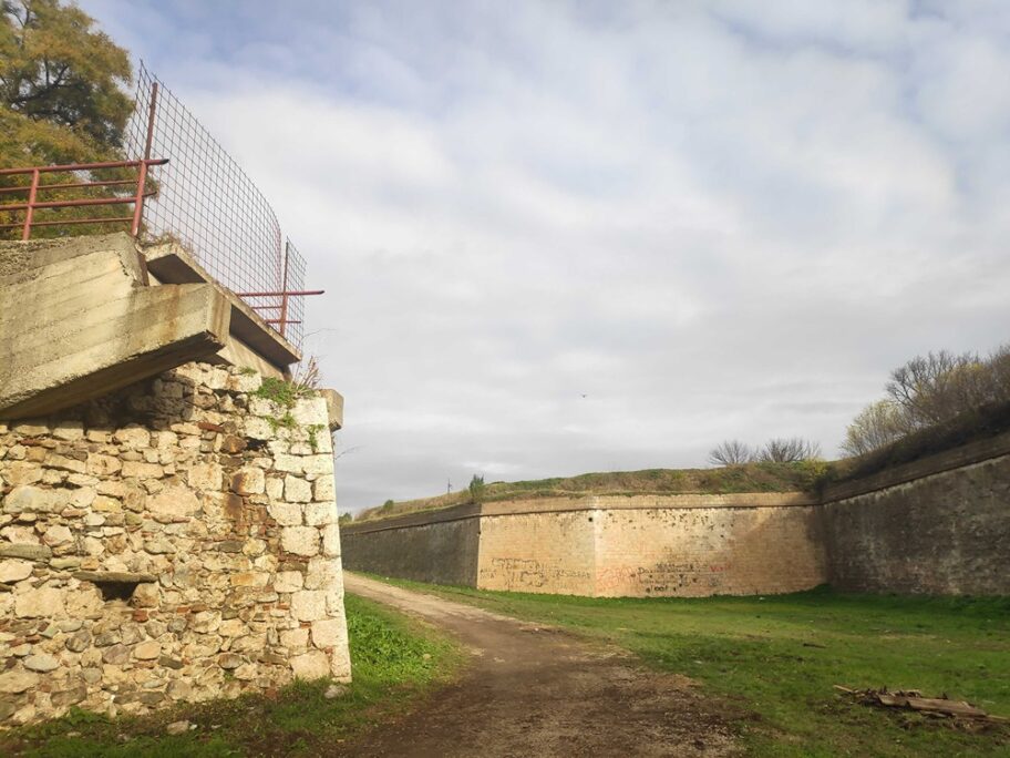 Izgradnja novog drvenog mosta u niškoj Tvrđavi ni blizu kraja, cena porasla za više od 2 miliona dinara 9 mostic 19