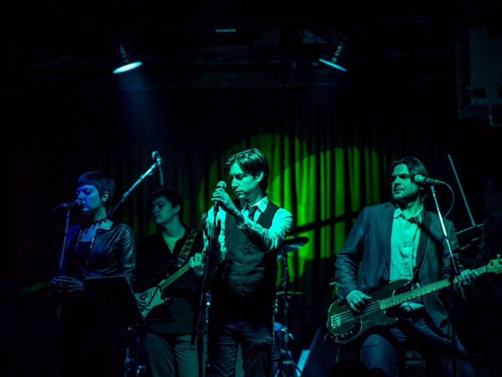 U Kejvovom odelu The Cave Dogs