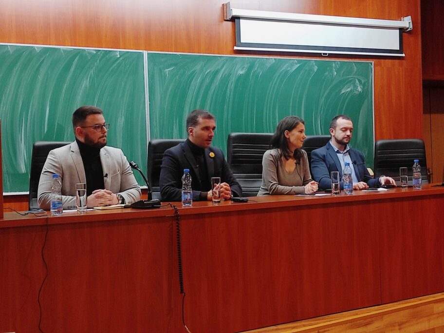 Srbiji nedostaje razmena mišljenja, a mnogim medijima novinari - poruka sa tribine u Nišu 3 tribina o medijima t t 2