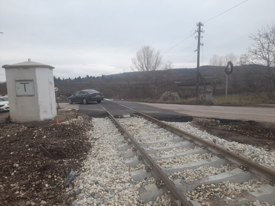 Pružni prelaz kod Donjeg Matejevca neobezbeđen, građani strahuju za bezbednost 16 pruzni prelaz 4 matejevac foto jv lana stanisavljevic