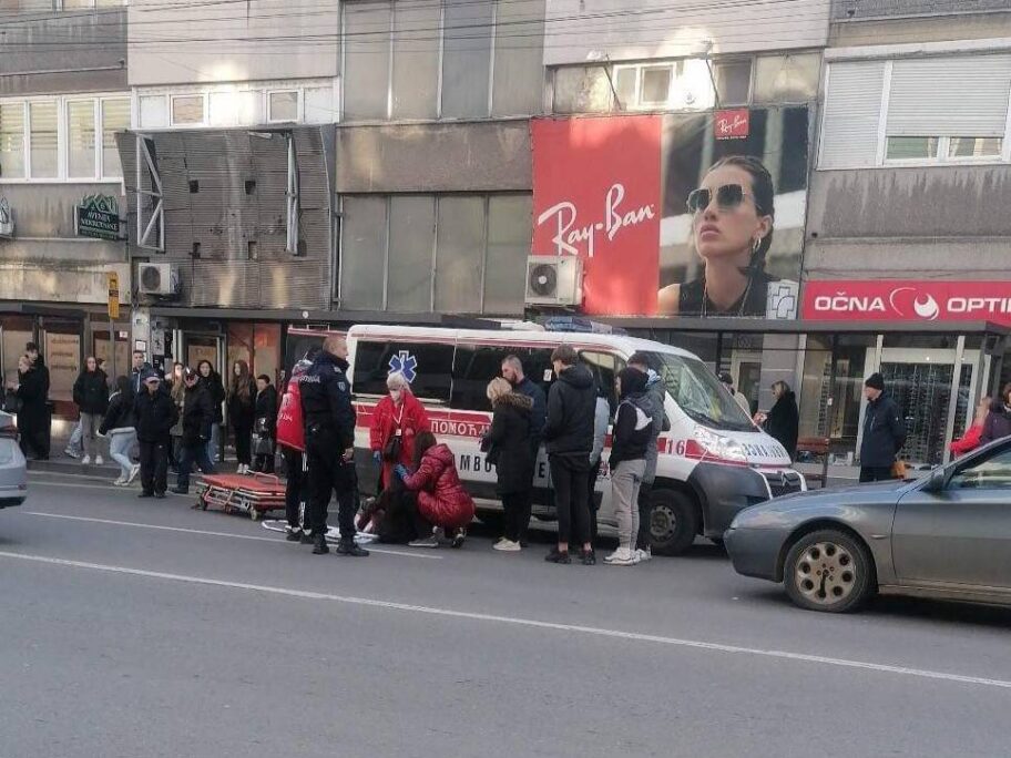 Povredjena devojka prevezena je u Klinicki centar sa povredama glave i desne noge