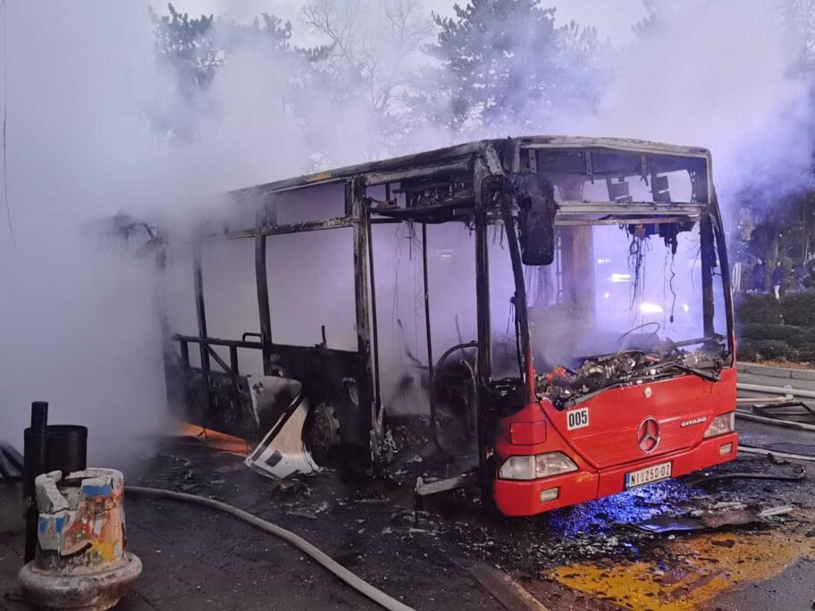 Izgoreo autobus na okretnici u Niškoj Banji 14 IMG 6161b69d7d91ae0b136df00c5d78c597 V