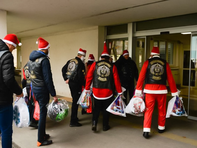 Defile bajkera u kostimima Deda Mraza za mališane sa onkološke klinike u Nišu 4 dede bajkeri edited