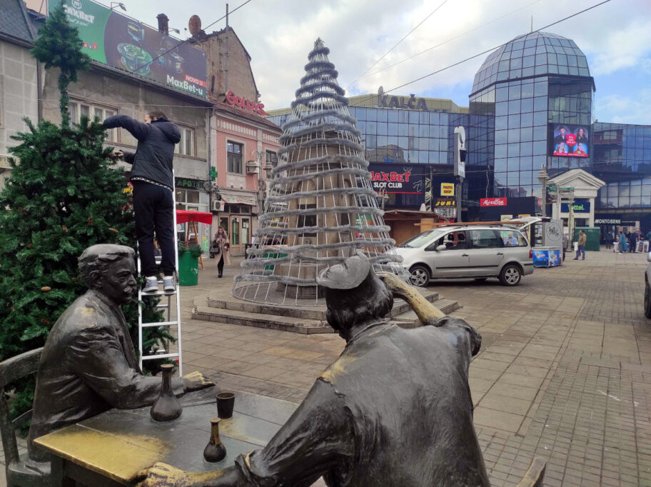 Jelka kod česme u Nišu je tu svake godine, ali ove naišla na novogodišnji "hejt" 5 Nis u srcu 2022 foto JV T Todorovic