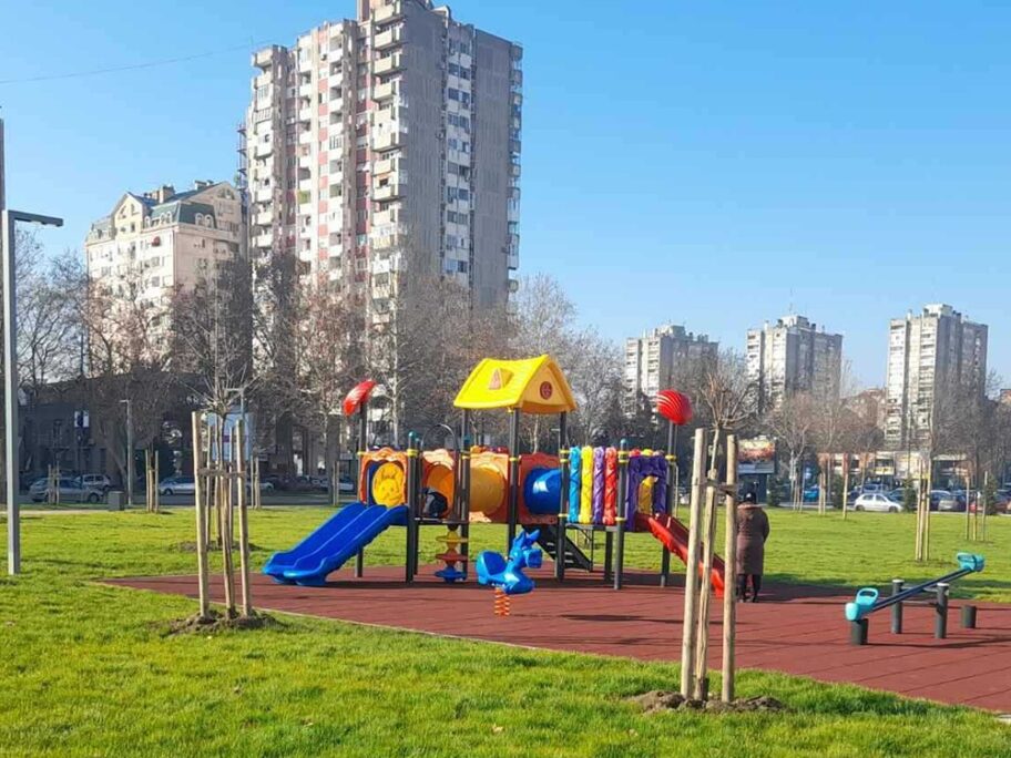 Četiri dečija mobilijara i ukrasne figure u obliku pčele niška "Mediana" plaća više od 20 miliona dinara 8 delta park 9
