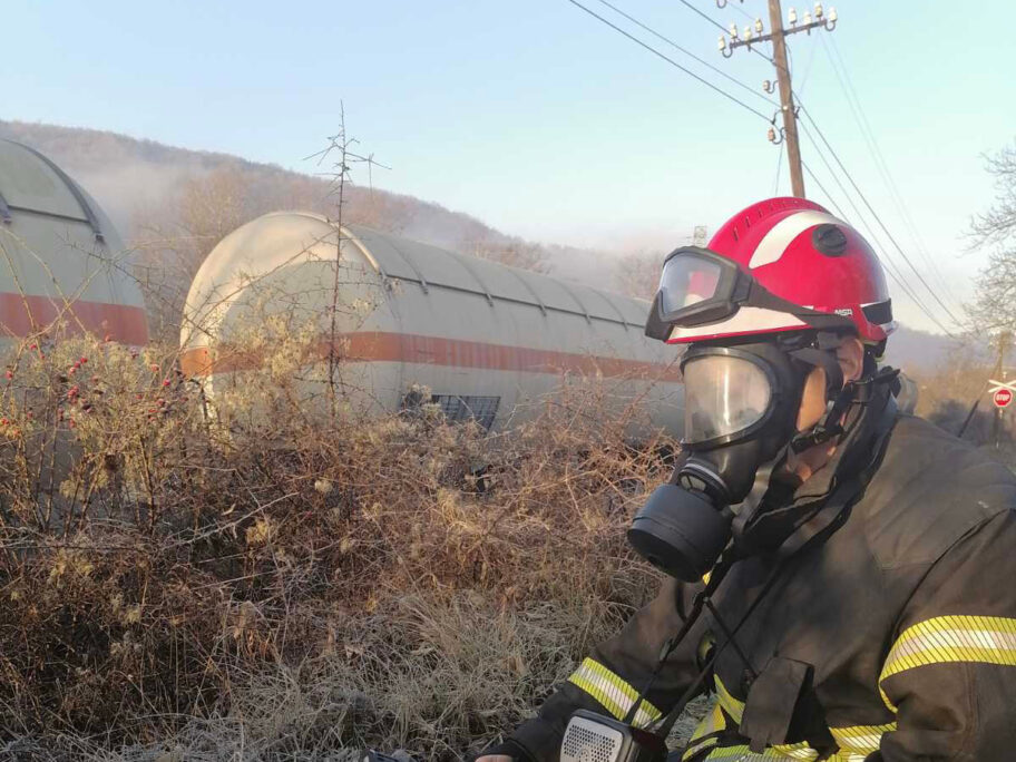 Nema amonijaka u vazduhu kod mesta iskliznuća cisterni, počinje operacija njihovog uklanjanja 16 vatrogasci foto mup