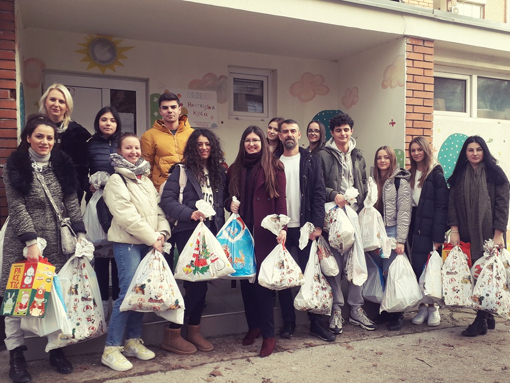 Đaci Ekonomske škole u Nišu obradovali paketićima mališane sa Onkologije 1 ekonomska paketici 1 1