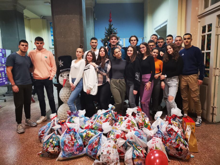 Parlamentarci niške gimnazije poklonili paketiće mališanima sa Dečije klinike 12 Novogodisnji paketici 1 scaled