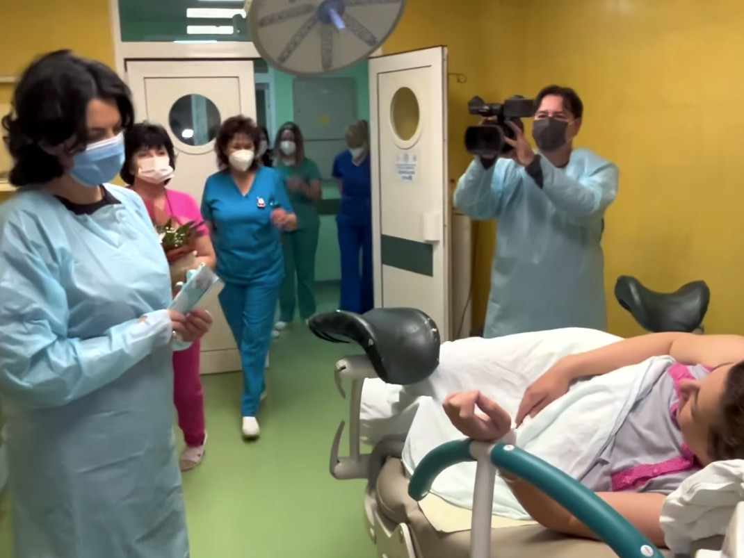 Sotirovski obilazi porodilje 1; foto: FB Dragana Sotirovski