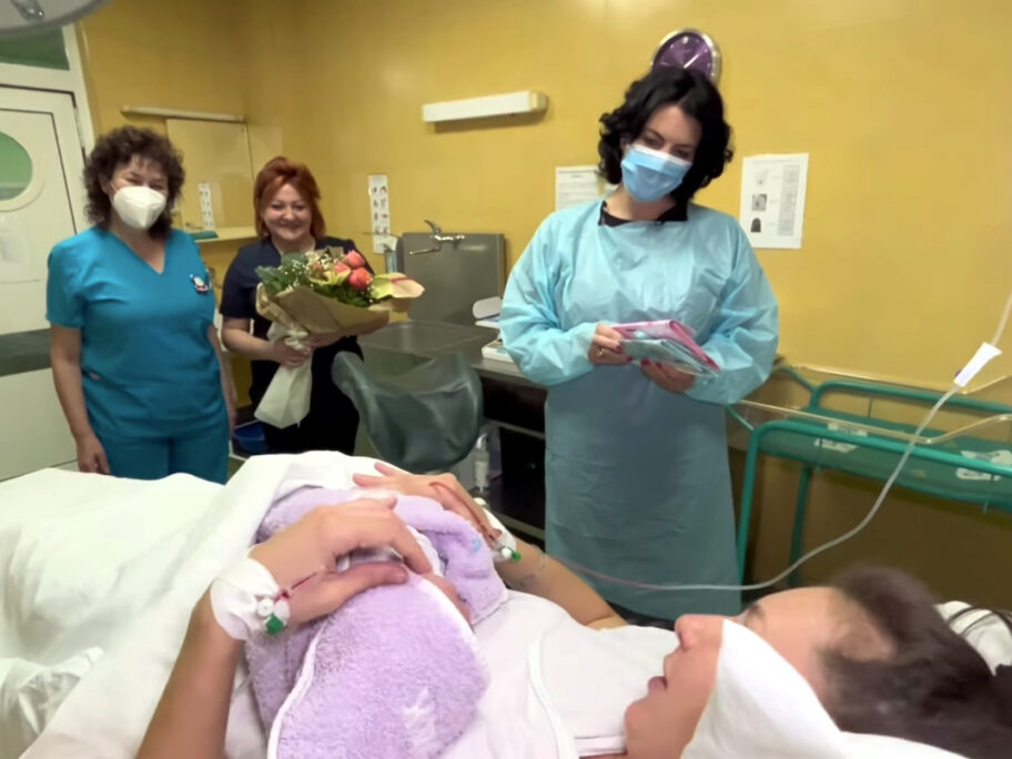Sotirovski obilazi porodilje foto FB Dragana Sotirovski