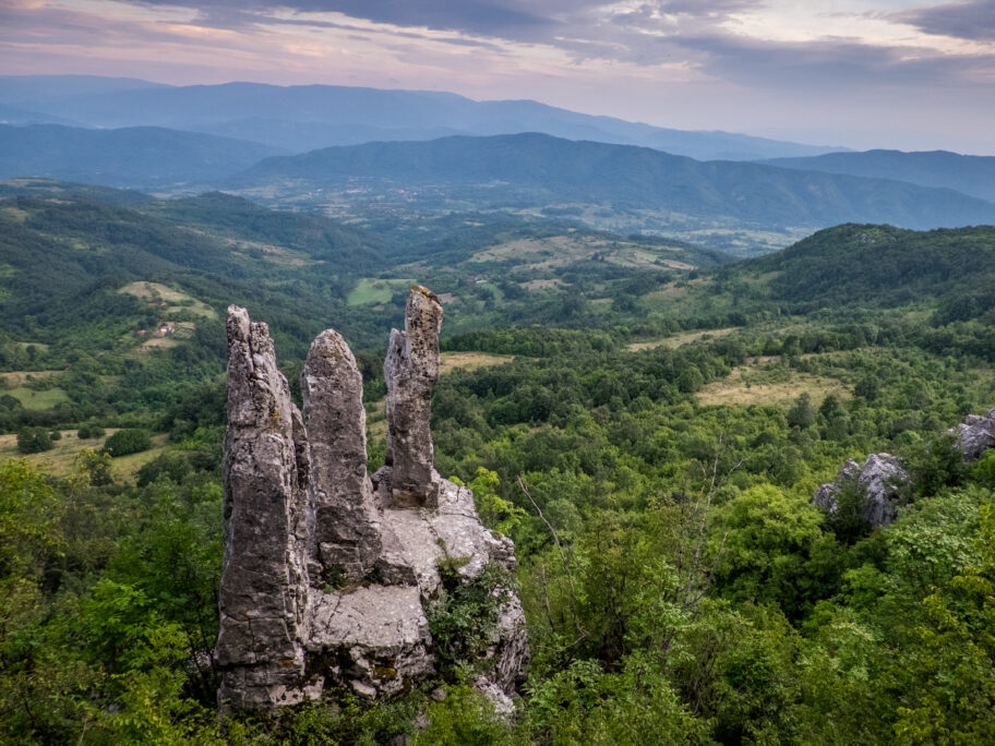 Ostatovička "Tri kamena" - mali "Stounhendž" na obroncima Suve planine 15 Ostatovica 21