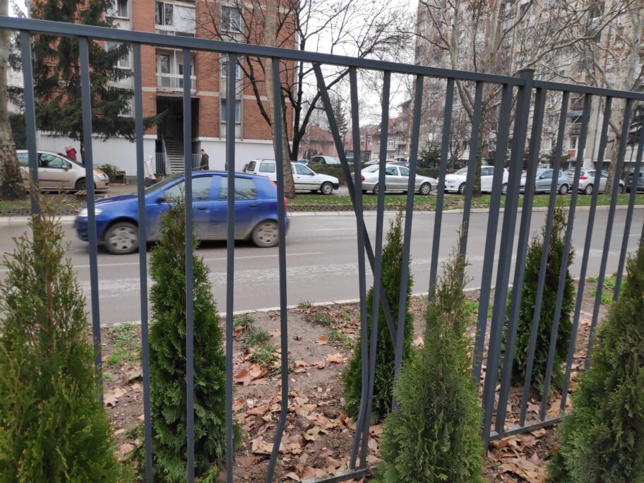 Oštećena, pa popravljena ograda na Bulevaru Nemanjića u Nišu - policija upozorava da je to krivično delo 16 ograda bulevar 1 scaled