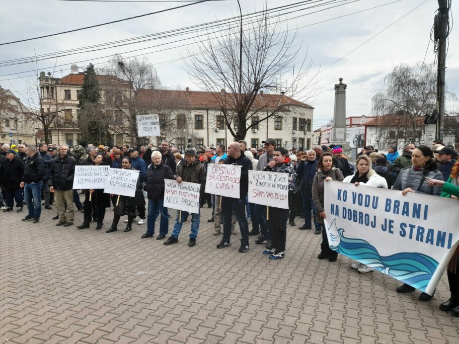 Meštani Dadinca i aktivisti opet protestovali protiv gradnje MHE ”Besko”, zvižduci predsedniku Opštine 15 20230116 121229 scaled