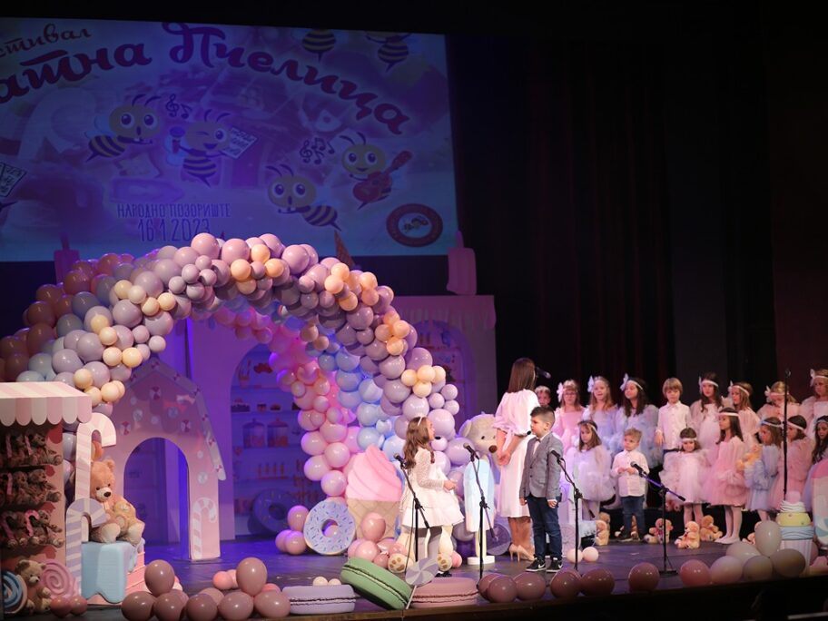 Završena "Zlatna pčelica" - nagrađeni najtalentovaniji mališani 11 zlatna pcelica