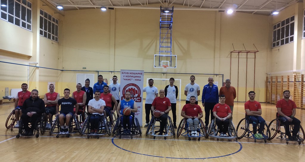 Grupna fotografija - košarkaši u kolicima iz Niša i Skoplja