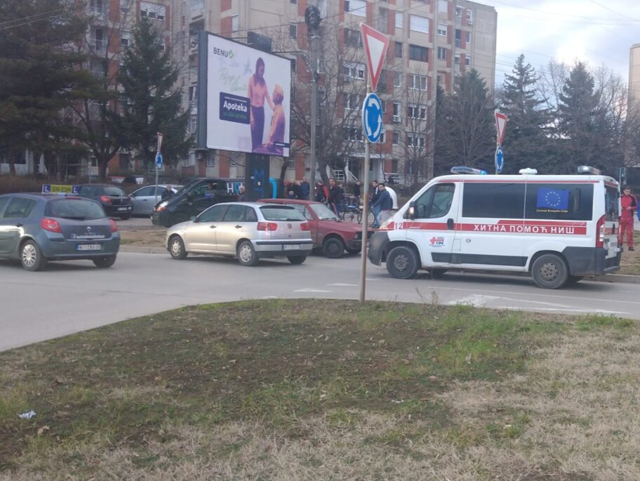 Opet sudar na kružnom toku u Panteleju, jedna osoba povređena 9 IMG 23ab3c512dbf1a73751125922f82e0f9 V