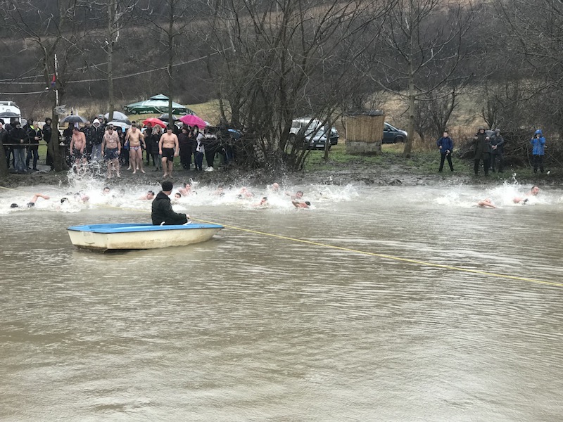 Plivanje za Bogojavljenski krst u Prokuplju i Kuršumliji