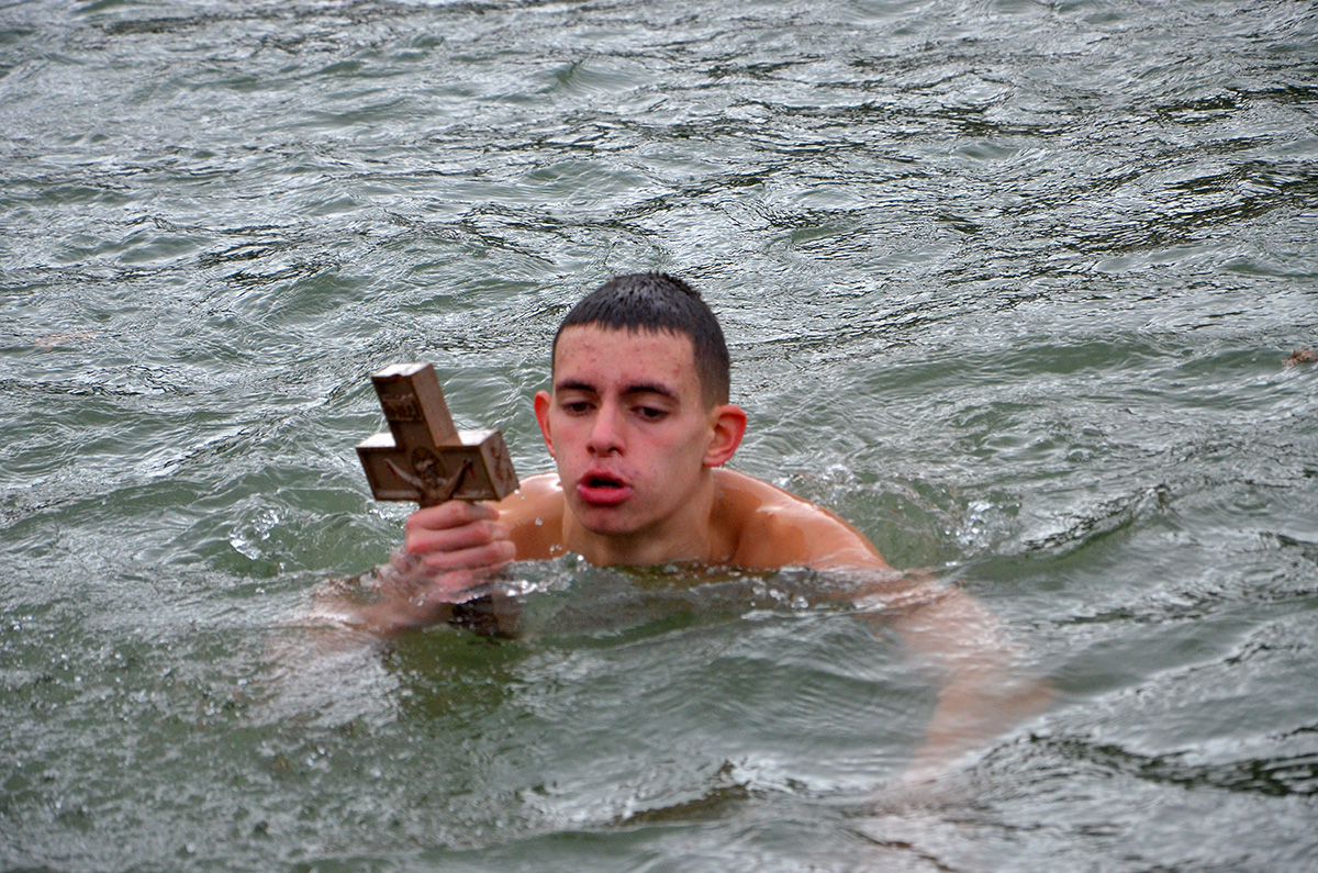 Do Časnog krsta u Vlasotincu prvi stigao gimnazijalac iz Leskovca 1 pobednik