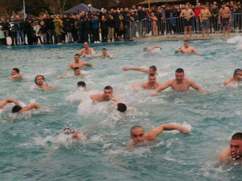 Plivanje za Časni krst - Vladičin Han