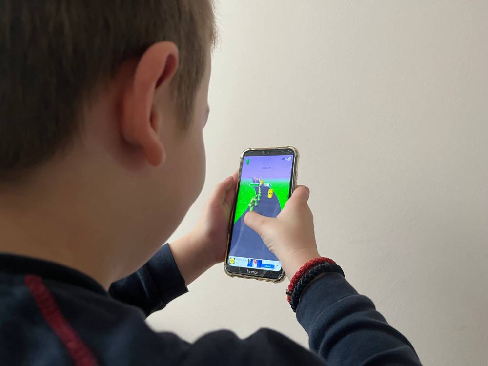 Iz stručnog i iz ugla roditelja: Šta prekomerna upotreba ekrana i mobilnih donosi i odnosi deci 1 Deca i mobilni telefon