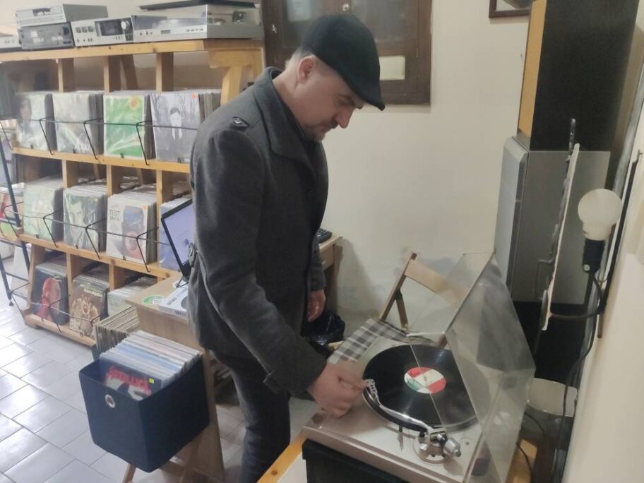 Žurke u "Feedback"-u: Niški hram andergraunda i alternative ovog vikenda slavi 20 godina postojanja 2 gramofon i ploce dj ceka