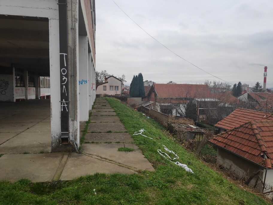 Strmina na međi neobezbeđena, para za potporni zid nema - Nišlija i škola “Kole Rašić” u komšijskim problemima 5 kole rasic 9