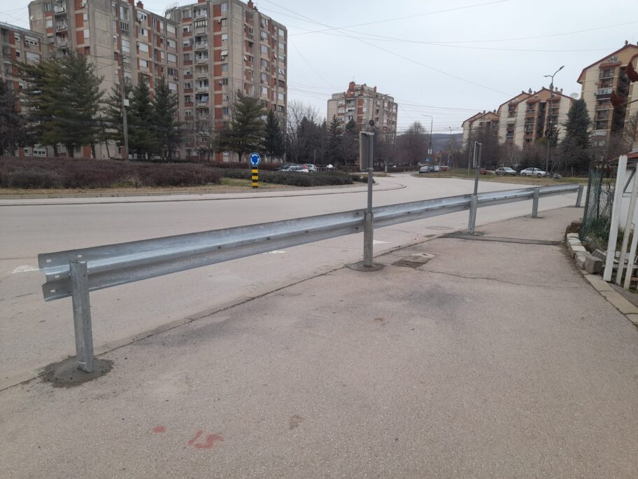 Postavljena ograda kod kružnog toka na "Somborskom" bulevaru 6 20230126 090942 scaled