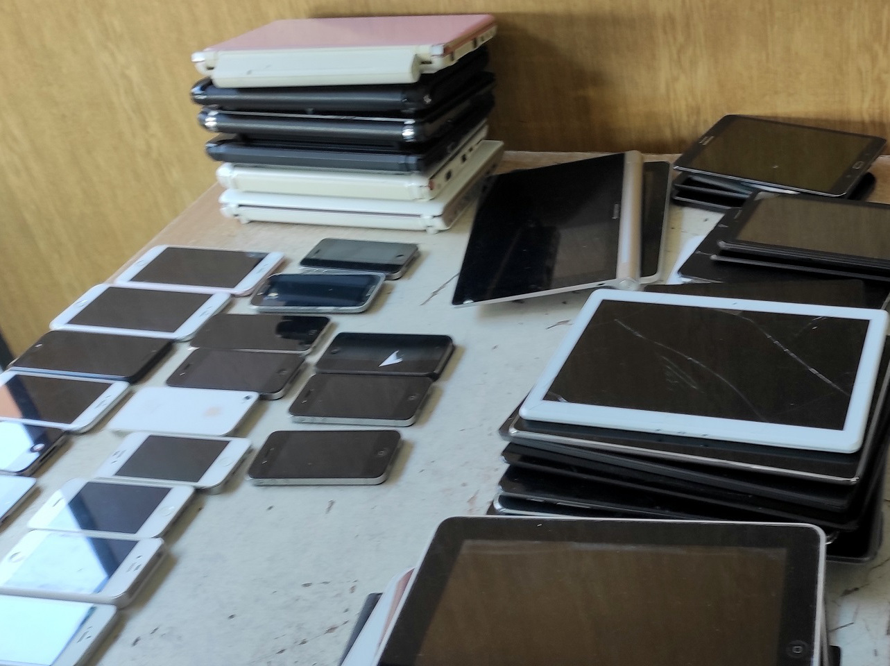 2 racunari i telefoni Gradina