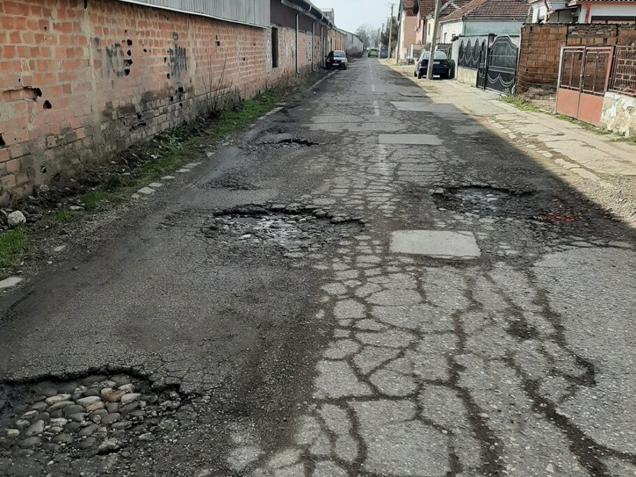 Početak građevinske sezone u Nišu obeležile nove pritužbe građana na neasfaltirane ulice 5 koste abrasevica citalac01