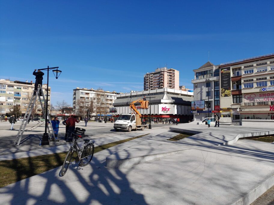 Počelo postavljanje svetiljki na leskovačkom Trgu, vrednost radova 13,5 miliona dinara 10 20230221 122110 scaled